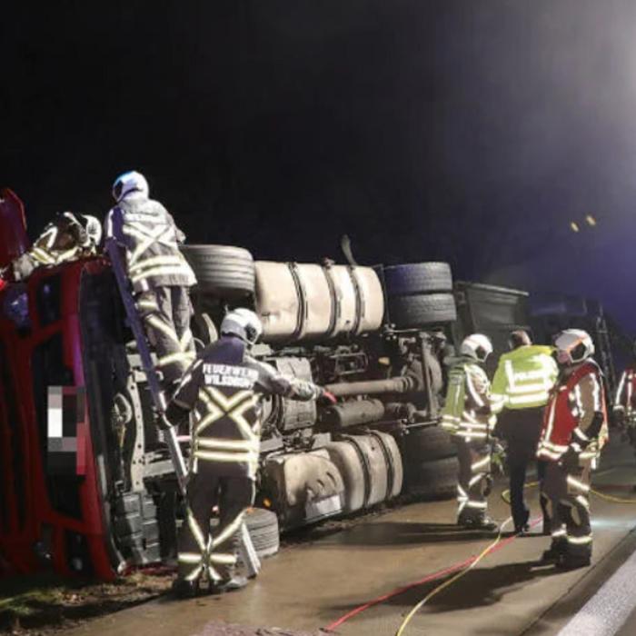 Germania. Șofer român de TIR, accident grav pe autostradă: Camionul cu 20 tone de banane s-a răsturnat (FOTO)