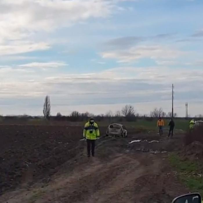 Cadavru carbonizat, găsit într-o mașină incendiată pe un câmp, în Timiș