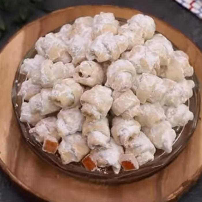 Rețeta bunicii de cornulețe cu untură și borș. Aluatul ieftin și bun care te duce înapoi în copilărie
