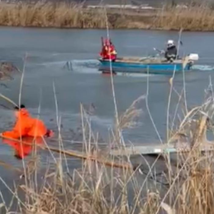 Un copil de 14 ani, în stare critică după ce a căzut într-un lac, sub gheață, în Mureș