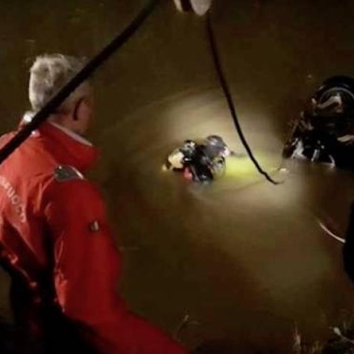 Italia. Româncă, la un pas de MOARTE după ce a căzut în râu în timp ce încerca să-și salveze câinele. Pompierii au scos-o la timp din apă