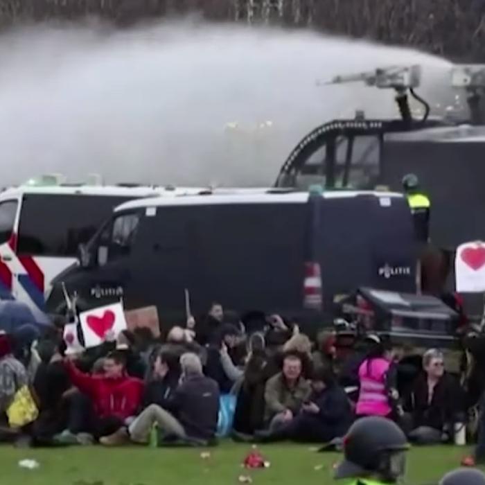Noi proteste împotriva măsurilor de lockdown din Olanda. Manifestanții au atacat un spital și au incendiat un centru de vaccinare 