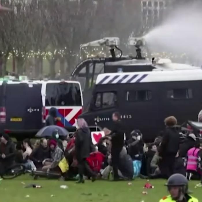 PROTESTE de amploare în Olanda: A doua noapte de revolte după impunerea restricţiilor anti-COVID-19