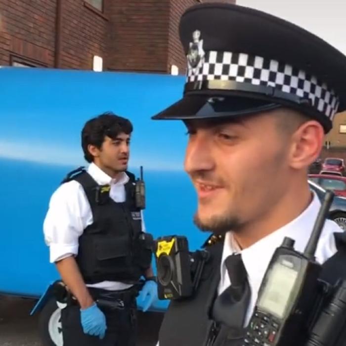 Reacţia unor români care făceau „gălăgie” în Londra atunci când un poliţist le-a vorbit pe limba lor (VIDEO)