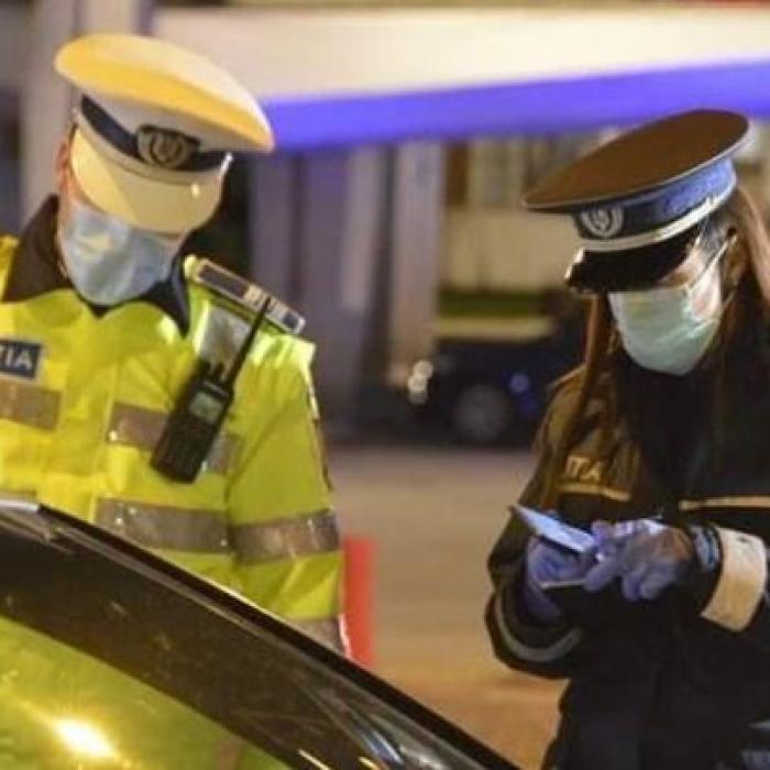 Dosar PENAL și amenzi pentru doi români întorși din Italia. Trebuiau să stea în carantină, dar au ieșit la plimbare cu mașina fără permis