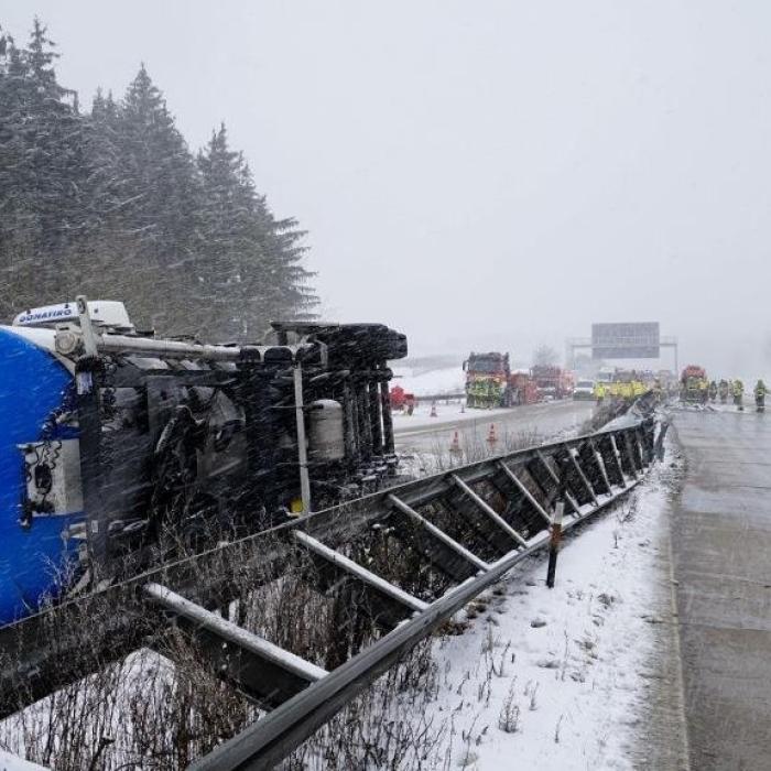 Un șofer român a provocat HAOS pe o Autostradă din Germania: S-a răsturnat cu cisterna și a provocat pagube de 110.000 euro