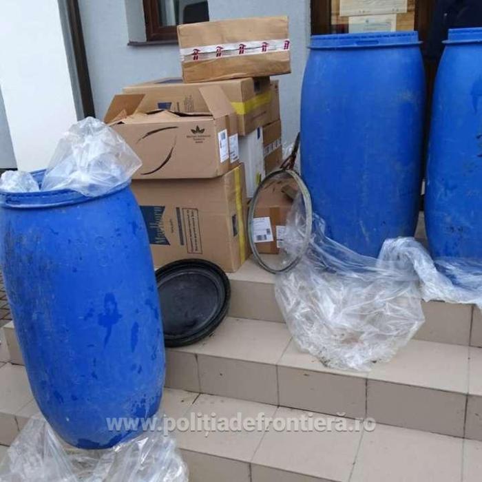 Microbuz, oprit în vama Calafat. Ce au găsit polițiștii în butoaiele din plastic 