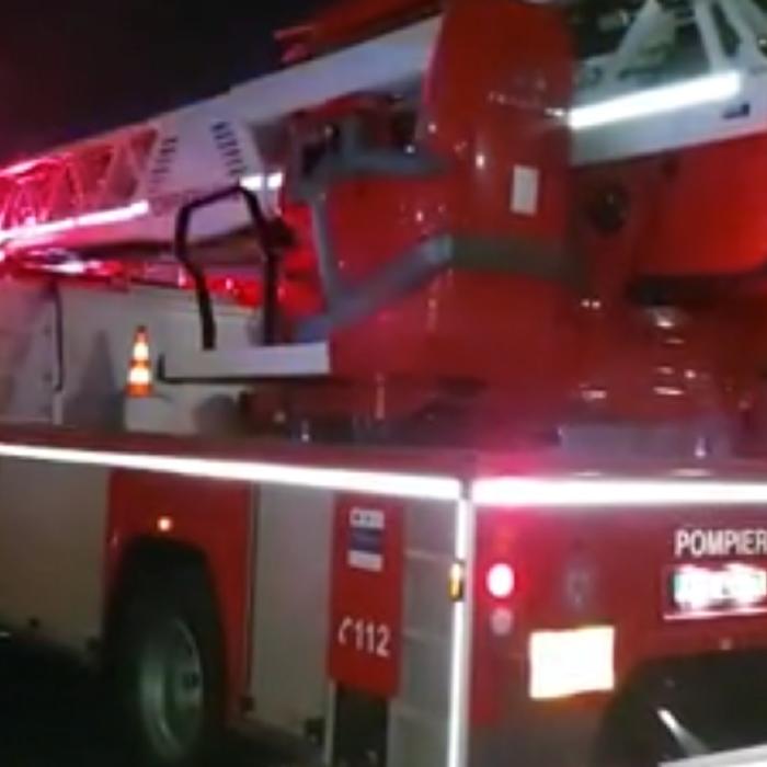 Incendiu lângă un centru comercial din România: 50 de oameni evacuați