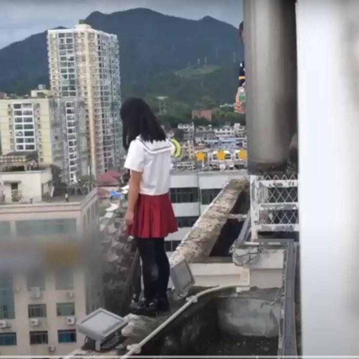 Italia. O fată de 15 ani a mers să se sinucidă, după ce a vorbit pe Instagram cu „apostolul lui Dumnezeu”: „Omoară-te, spune el”