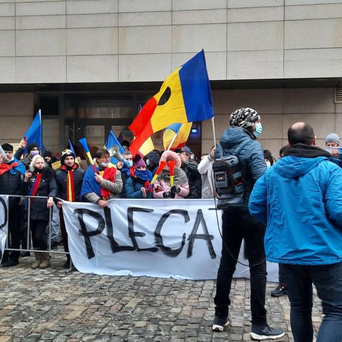 Protestatarii au pornit în marş pe traseul Ministerul Sănătăţii - Institutul 'Matei Balş'. Au adus o bicicletă pentru ministrul Vlad Voiculescu: "Să plece cu ea acasă"