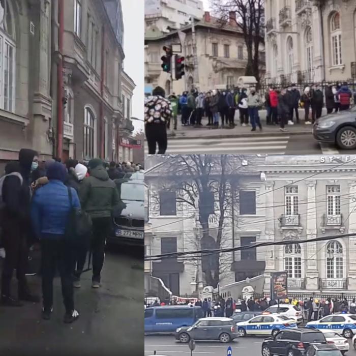 Coadă la un fast-food din Bucureşti, pentru un burger gratis. Au intervenit jandarnii - VIDEO