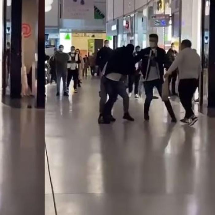 Patru români s-au luat la bătaie într-un mall din Craiova: „Mânca-ţi-aş, îmi vinzi tu mie făcături?“  