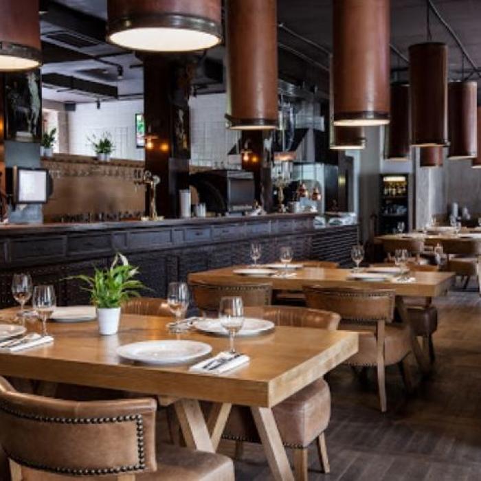 Reguli la restaurantele din Cluj Napoca: Consumație minimă de 300 de lei și cel mult 2 ore la masă 