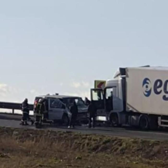 Accident între un TIR şi un microbuz, în apropiere de frontiera cu Ungaria. Patru oameni au fost răniți