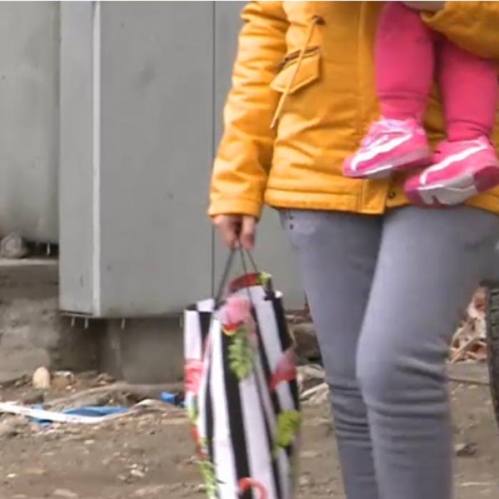 Italia. Româncă, grav rănită și cu părul smuls din cap, găsită pe stradă, în ploaie, cu fiul în brațe, după încă o „corecție“ a soțului