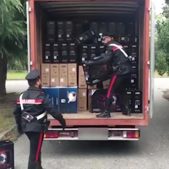 Italia. Cinci români au JEFUIT zeci de TIR-uri și i-au sechestrat pe șoferi. Carabinierii le-au dat de urmă 