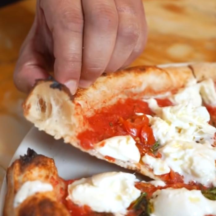 Pizza de casă: Secretul pentru un aluat perfect. Se va mânca până la ultima firmitură!