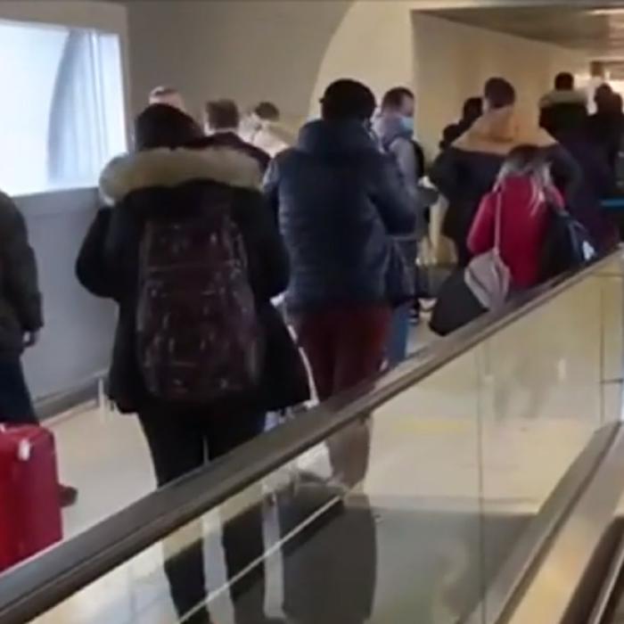 Românii, la cozi imense în Aeroportul Otopeni după ce a crescut numărul de ţări de pe lista galbenă: „Nervi, scandal și pierdere de timp!”