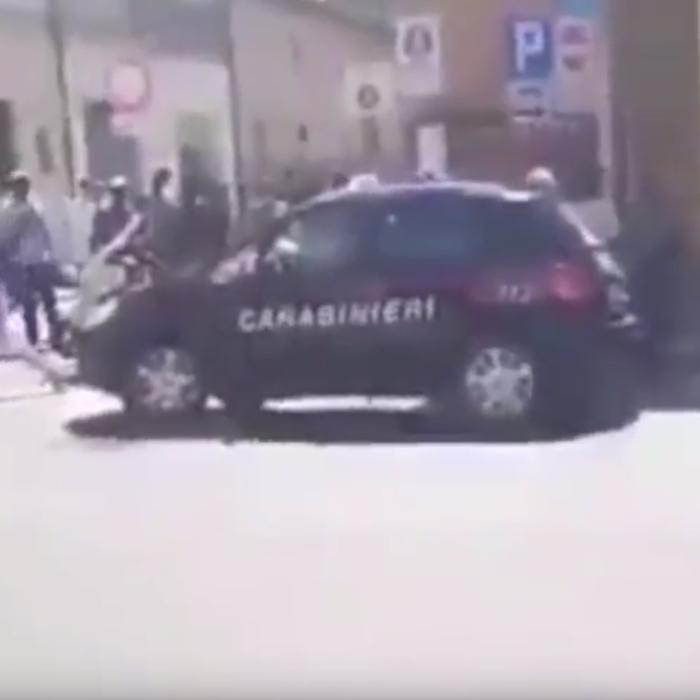 Italia. Poliţişti bătuţi pe stradă de vânzători ambulanţi: "Carabinieri de c****! Mâine vom fi din nou aici" - VIDEO
