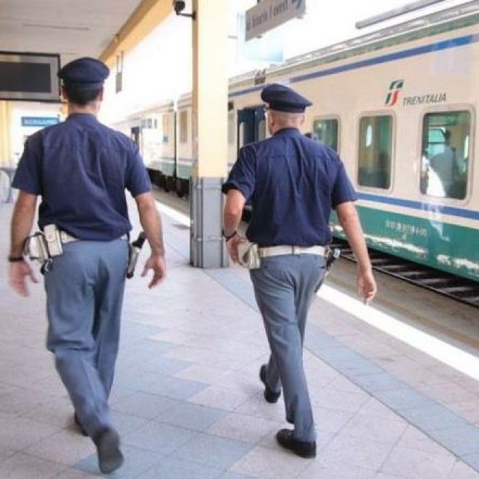 Italia. Trecători ameninţaţi de un român beat, într-o gară. Poliţiştii au găsit şi un pistol asupra sa