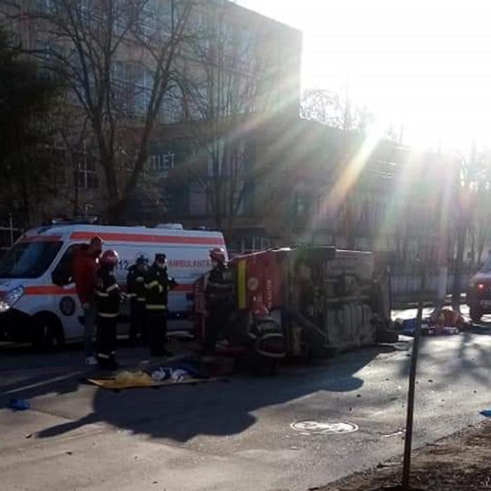 O ambulanță, răsturnată în intersecție. Paramedicii sunt răniți