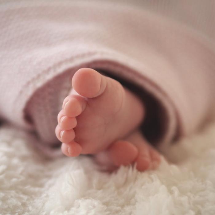  A fost găsită mama bebeluşului român, abandonat într-o scară de bloc din Râmnicu Vâlcea. Este o fostă profesoară