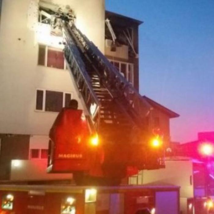 O butelie a explodat pe terasa unui restaurant din Prahova. Incendiu de amploare