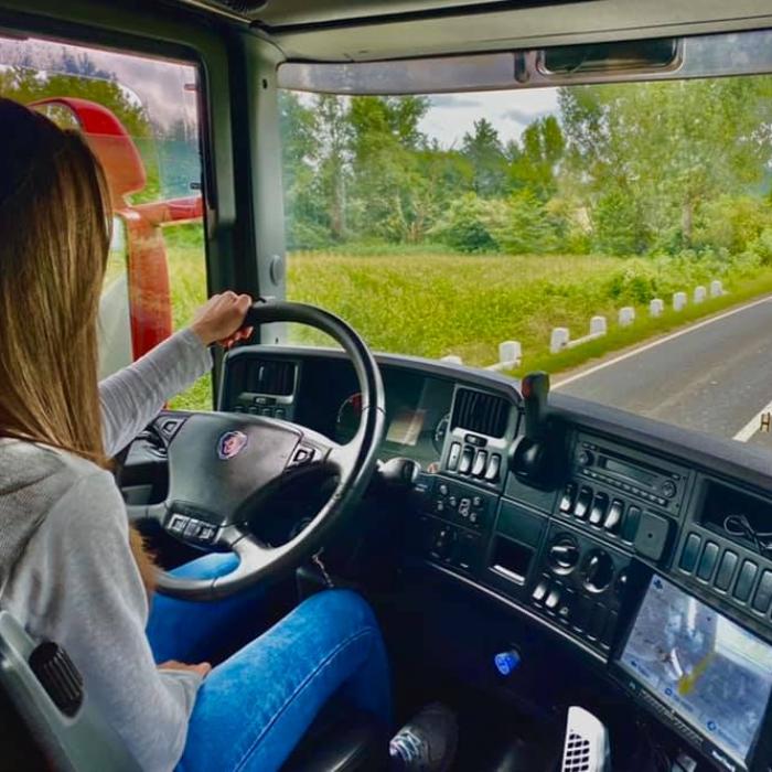 Tânără româncă, cu două facultăți și două masterate, șofer de TIR: „Țara mea nu mi-a oferit șansa să mă dezvolt“