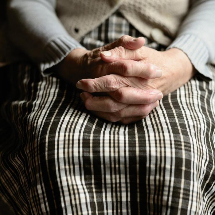 Româncă, fostă badantă în Italia, ajunsă cerșetoare în Barcellona: Zonia și-a îmbrățișat fiul după 4 ani în care el nu a știut nimic de ea