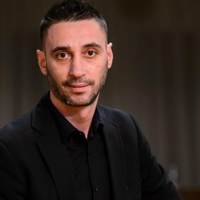 Adrian Uzum a murit, în Turcia. Cântărețul de muzică armânească a lăsat în urmă un băiețel de 6 ani