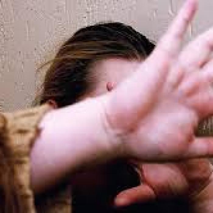 Italia. Tânără româncă, bătută fără milă de iubit. Bărbatul, oprit la timp de forțele de ordine