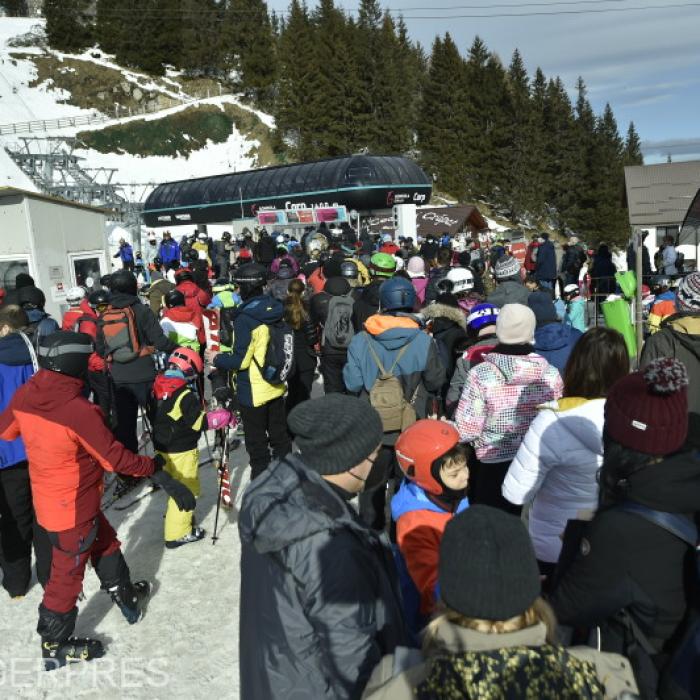 Bugetarii se plâng de "tăieri" de salarii, dar vineri dimineață e AGLOMERAȚIE spre munte. N-ar fi trebuit să fie la muncă? 