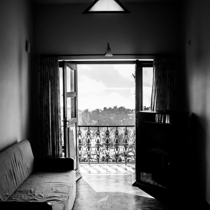 Italia. Singur acasă, un copil român cade de la balcon: Mama, anchetată