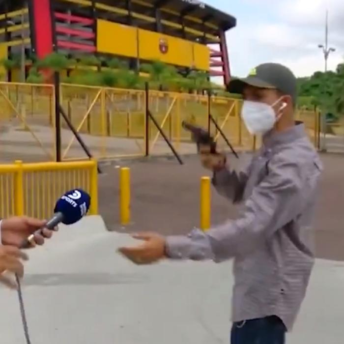 Jurnalist, jefuit în direct, cu un pistol, în timp ce filma (VIDEO)