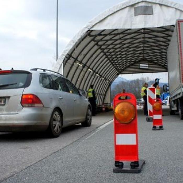 Germania. Trei români aveau o „comoară” în remorcă. Agenții din Passau i-au blocat