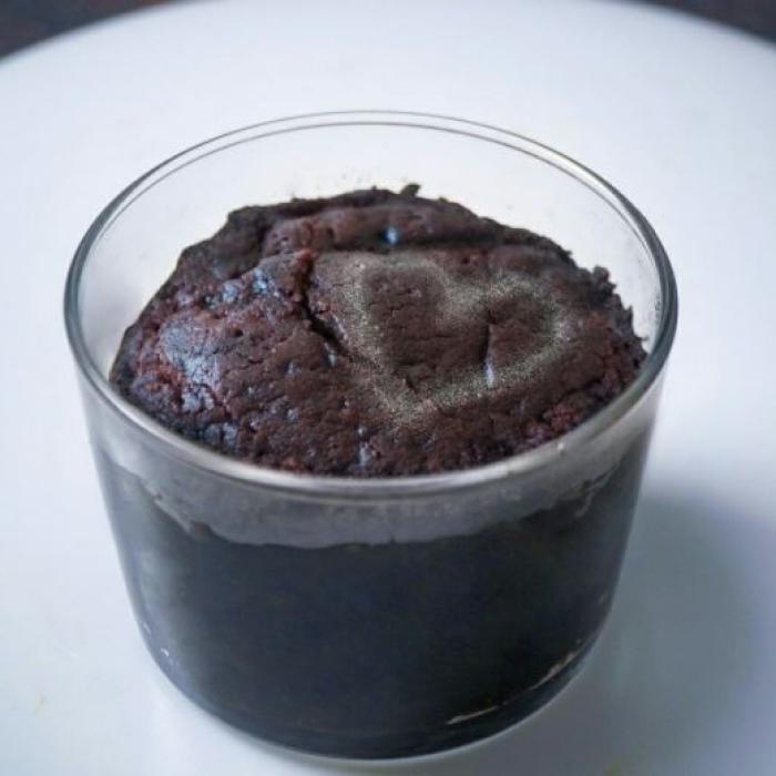 Chec la cană cu cacao și caramel. Rețeta celui mai rapid și delicios desert