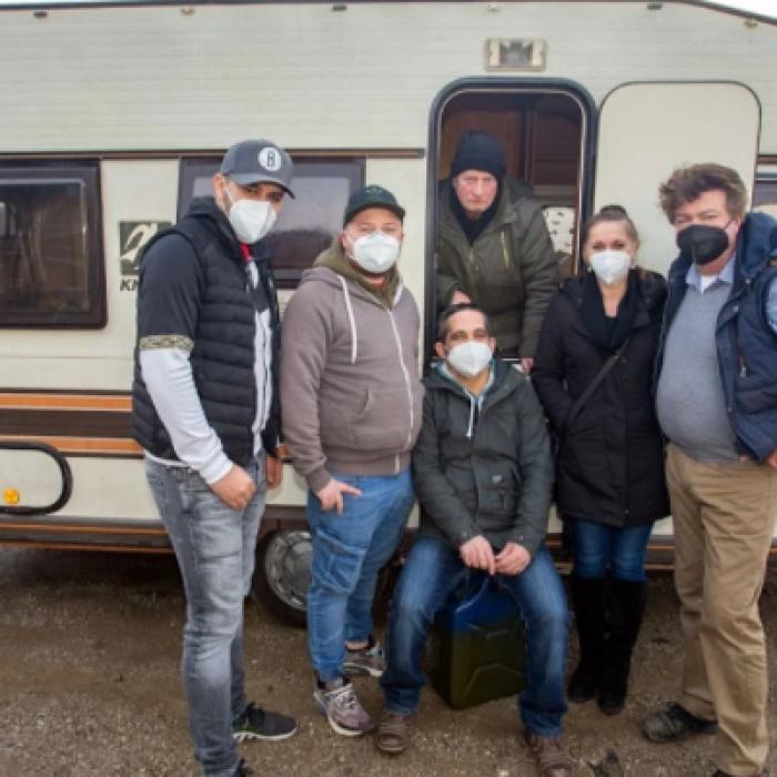 Germania. Un grup de români, salvarea unui bătrân de 75 de ani, care de doi ani trăia într-o mașină: „Acești oameni sunt un miracol“