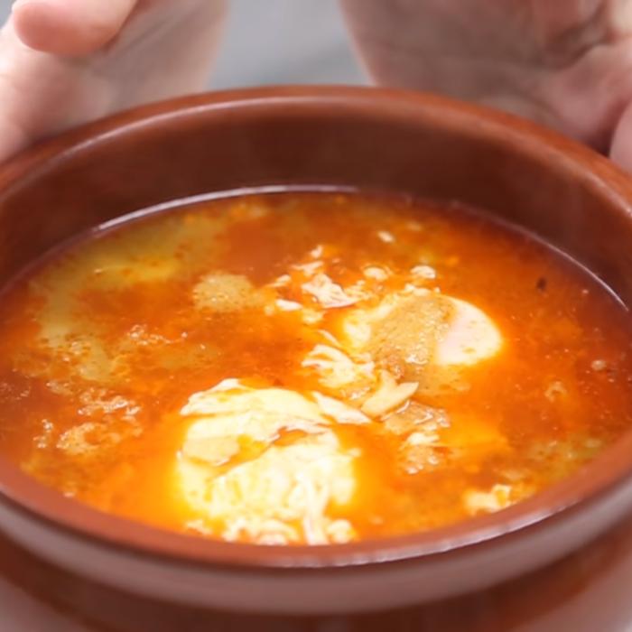 Supă de usturoi sau supă castiliană. Rețeta tradițională spaniolă, o explozie de sănătate și savoare