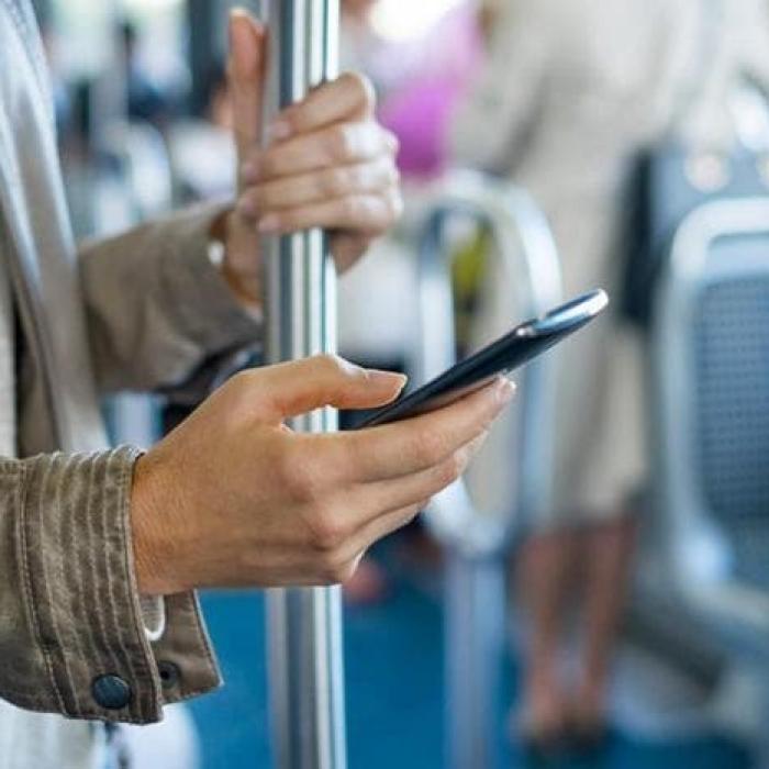 Fără taxe de roaming în UE pentru încă 10 ani. Corina Crețu: „Beneficii pentru românii care se află la muncă în străinătate“