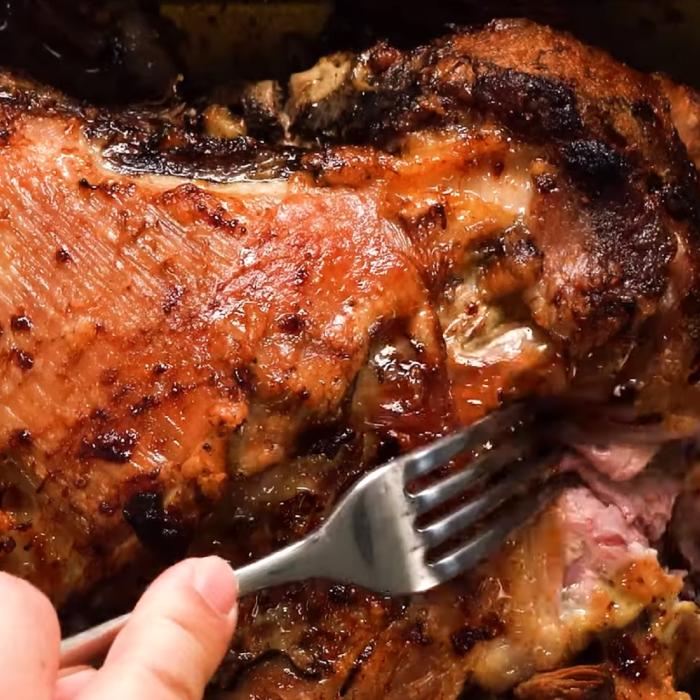 Pulled pork la cuptor. Cea mai ușoară rețetă de friptură fragedă de porc care se topește în gură!