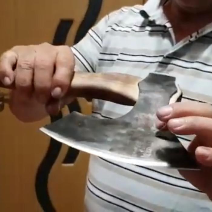 Austria. Un român, sătul de gălăgie, a amenințat cu toporul muncitorii care renovau apartamentul vecin