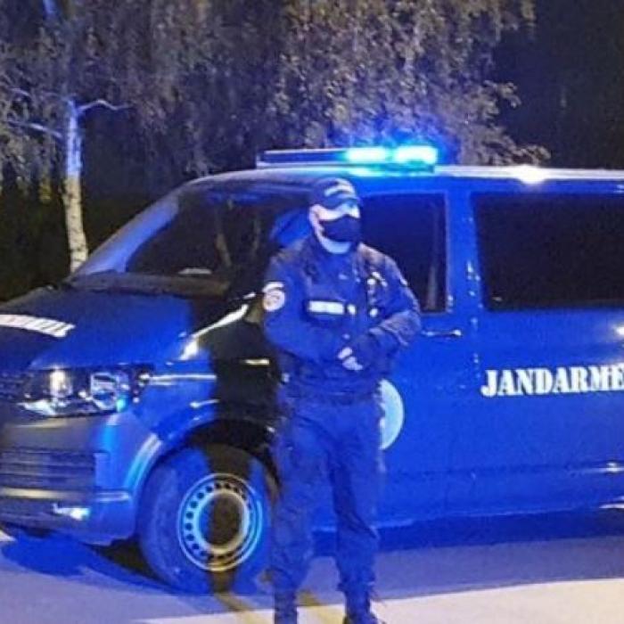 Un minor român şi-a salvat mama, în timp ce era agresată de concubin. Bărbatul o lovea violent cu pumnii 