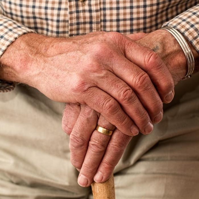 Italia. Două badante românce şi un director de bancă, în arest după ce au păcălit un pensionar să le lase averea