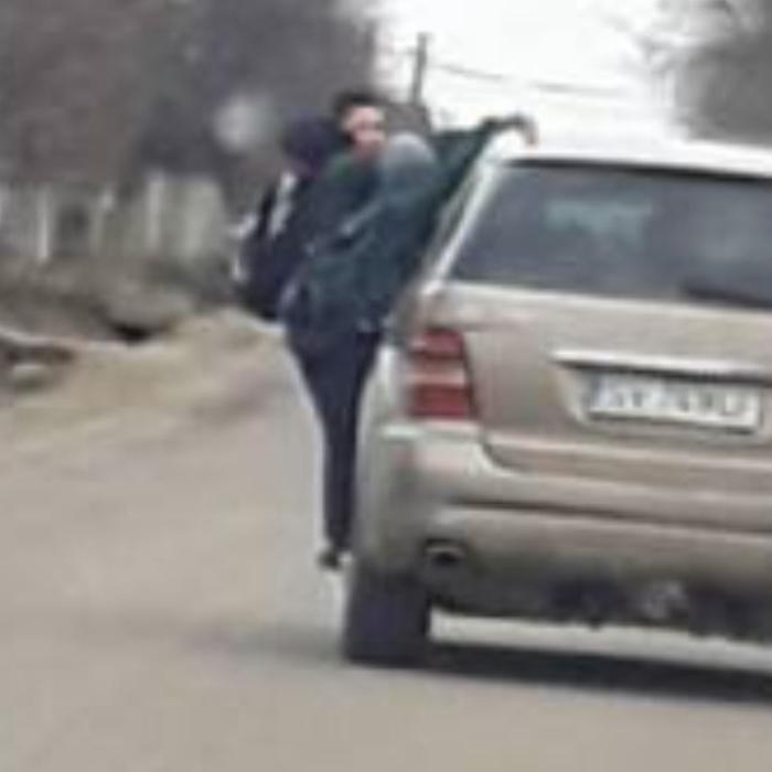 Copiii atârnați de mașină, plimbați de o șoferiță de 20 de ani. Tânăra româncă a fost amendată