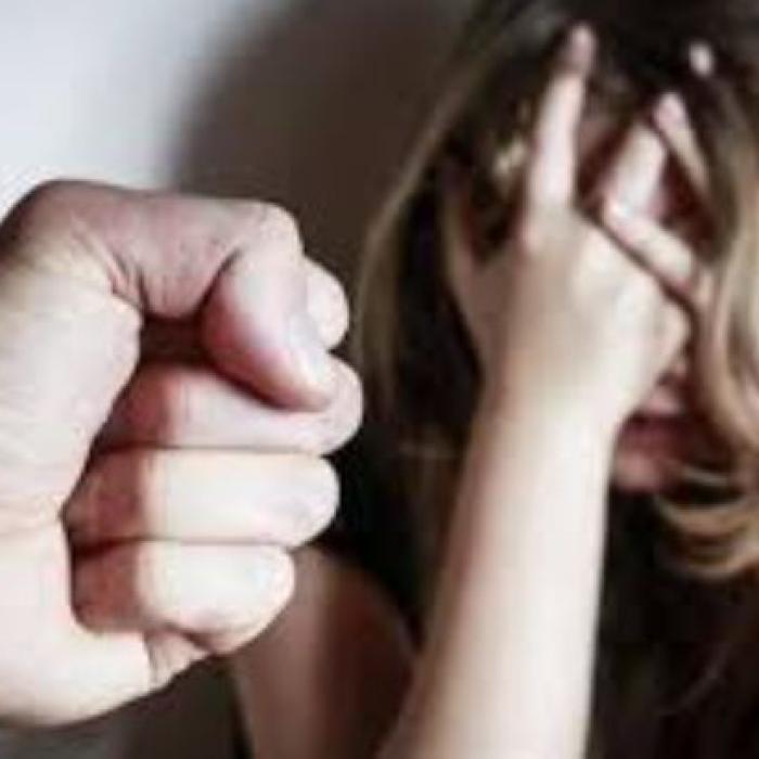 Fată româncă de 13 ani, abuzată sexual de mama şi de tatăl ei ani la rând. Părinţii, reţinuţi