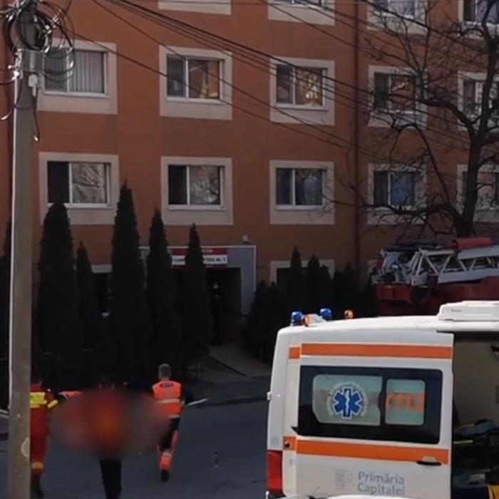 Tânărul care s-a aruncat de pe acoperişul căminului din Sectorul 3 a murit la spital