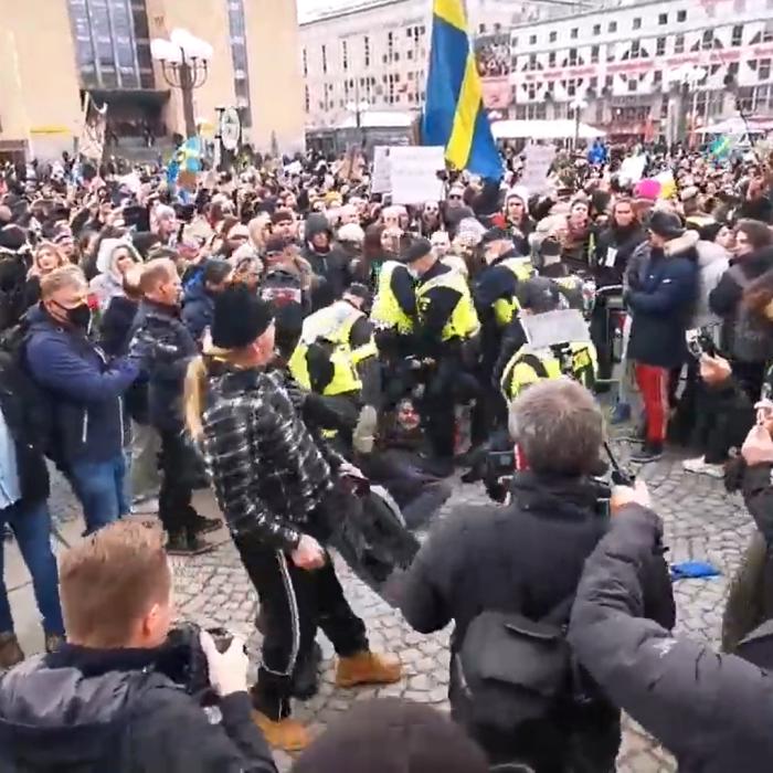Suedia. Proteste în Stockholm: Poliţia a dispersat demonstraţia militanților anti-restricţii