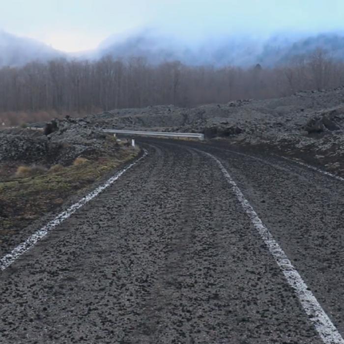 Italia. Etna, ploaia de cenușă transformă localitățile într-un peisaj de coșmar - VIDEO