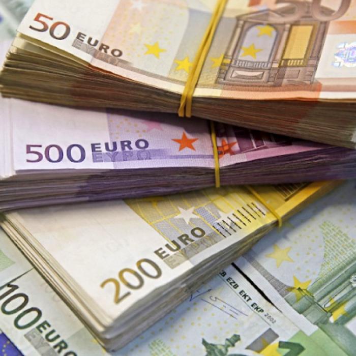 Euro la al cincilea maxim istoric la rând