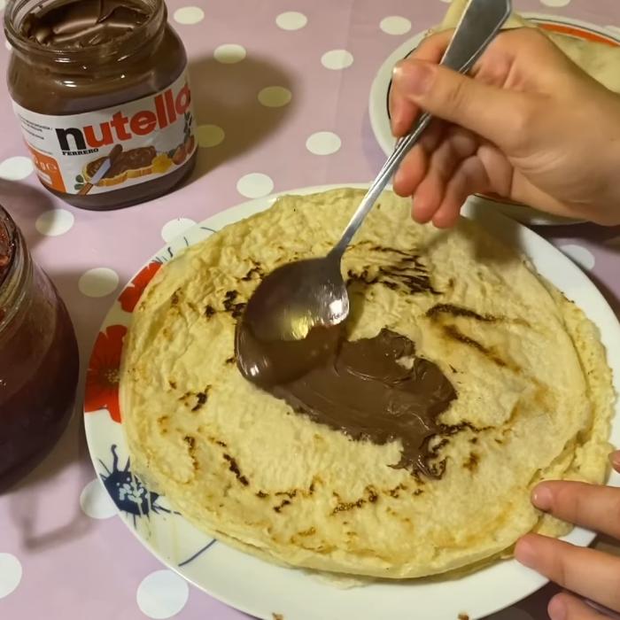 Clătite pufoase cu banane și nutella. Trucul simplu pentru mai puține calorii